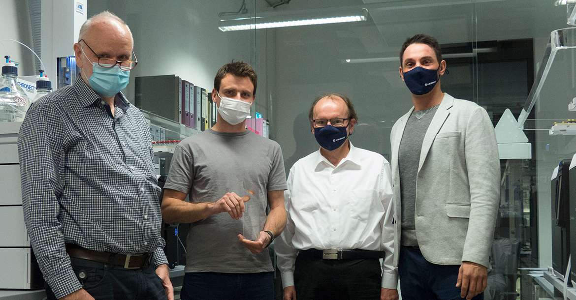 Thomas Biederbick und Michael Kresse vom Landeslabor Berlin-Brandenburg und Andreas Bruchmann und Matthias Groschke von Axel Semrau mit dem Application Award der Laborpraxis