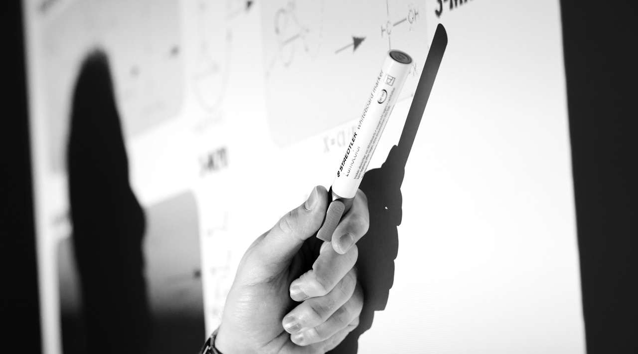 Ein Graustufenbild über Kurse und Seminare als Header