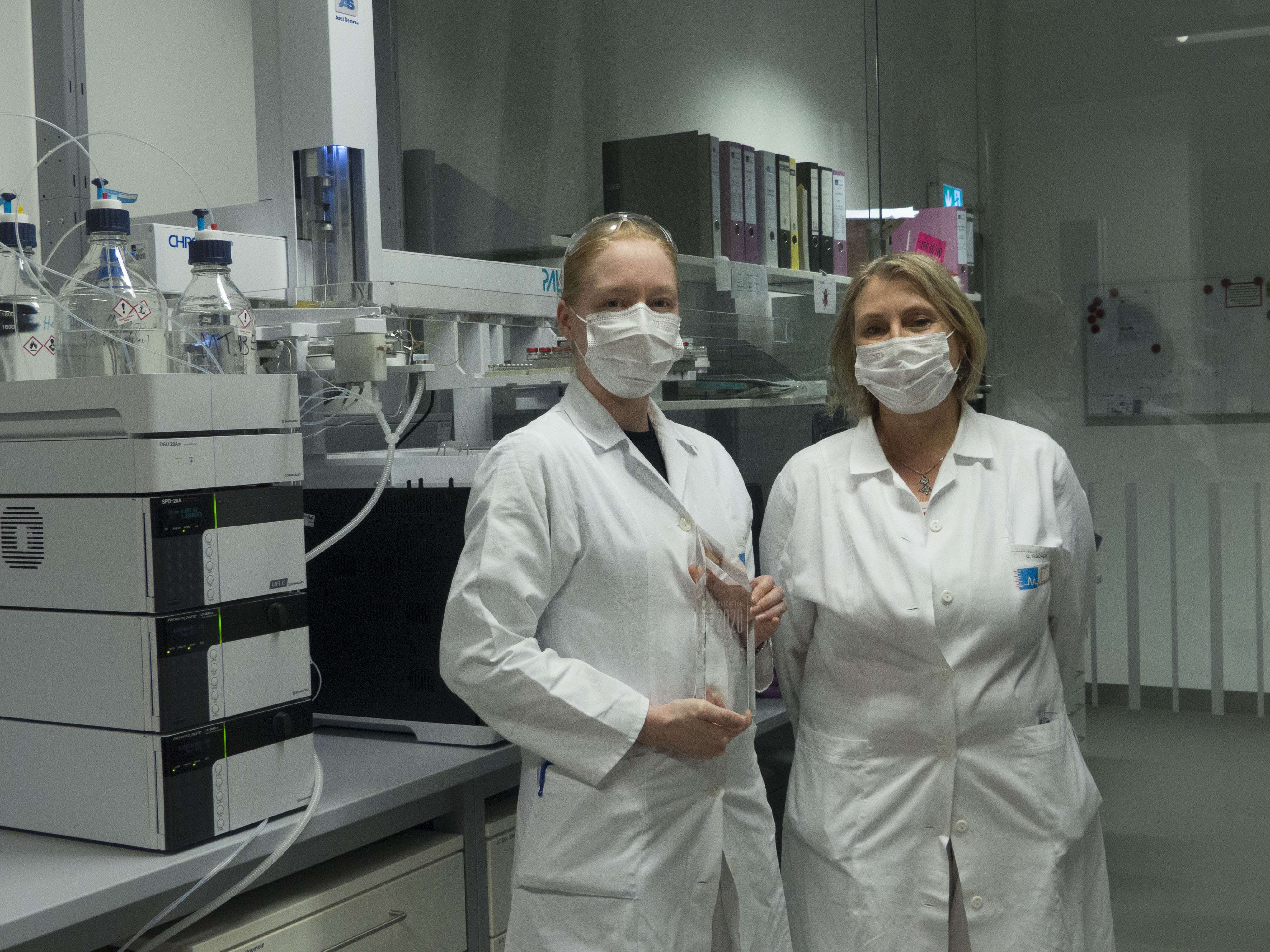 Frau Bamberg und Frau Fischer vom Landeslabor Berlin-Brandenburg mit dem Application Award der Laborpraxis