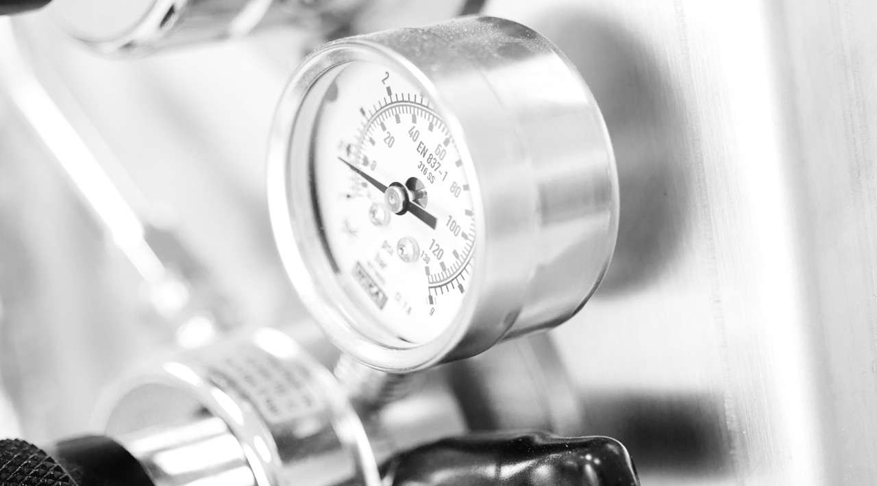Ein Graustufenbild der Gas- und Erdgasanalytiks als Header