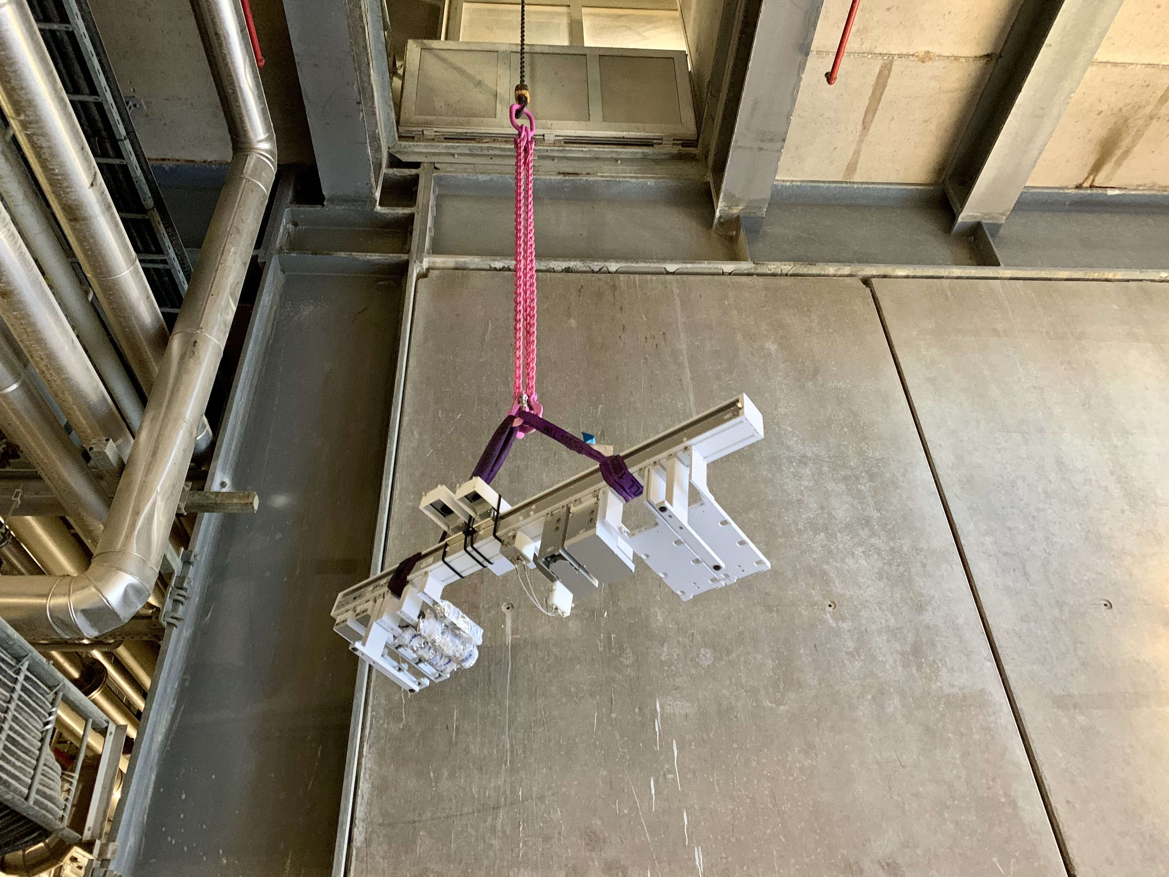 CHRONECT Robotic wird an Seilen mit Kran hochgezogen